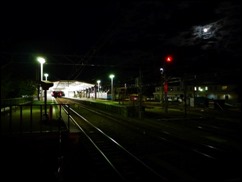 駅と月